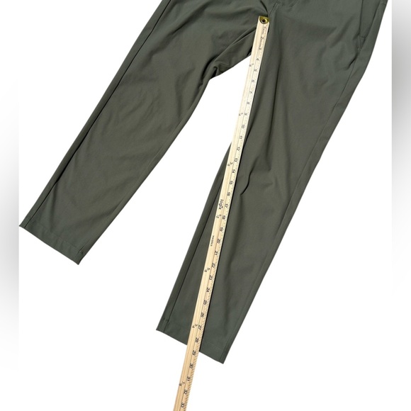 Fabletics Men’s The Don Trouser Classic Fit Utility Green Pants Size 31x30 - Picture 6 of 7